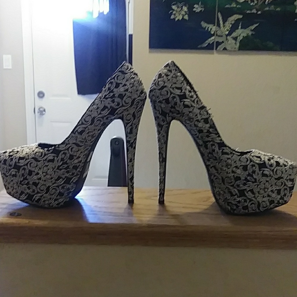 Charlotte russe black / white heels flower/ scroll